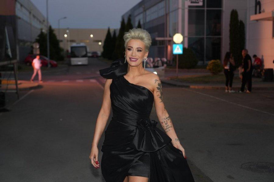 DUŠICA JAKOVLJEVIĆ U BISERIMA OD GLAVE DO PETE: Voditeljka spremna da ŠOKIRA na SUPERFINALU "Elite" - ovakvu haljinu još niste videli! (FOTO)