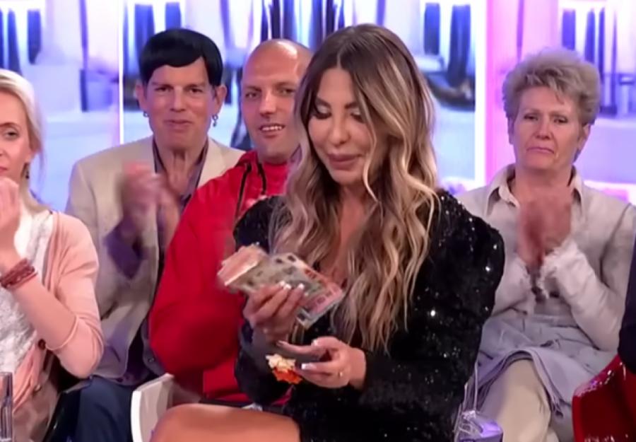 ANELI ISPLAĆENA UŽIVO U PROGRAMU! Nagli prekid emisije - voditeljka joj uvalila PUNE RUKE NOVCA, ne može da drži novčanice koliko ih ima (VIDEO)