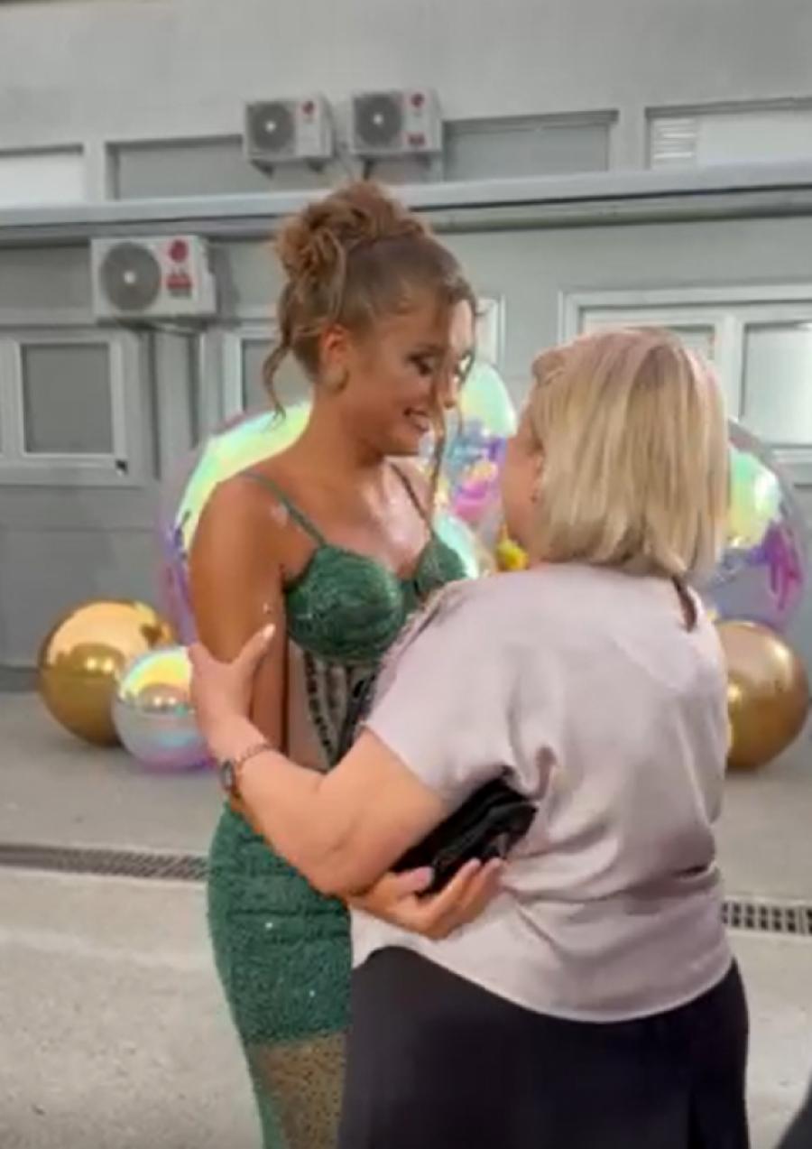 NAJEMOTIVNIJI TRENUTAK FINALA "ELITE 8": Lepa Sofi osvojila TREĆE MESTO, pa pala BAKI u zagrljaj! Samo je zbog nje došla u Srbiju! (VIDEO)
