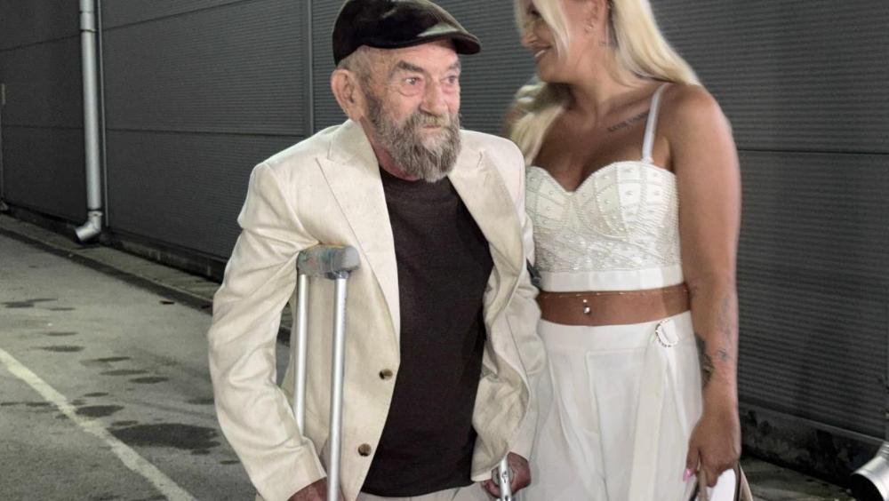 Bolna scena: Matorin otac stigao u Šimanovce - jedva stoji na nogama, ona ga sve vreme drži (VIDEO)