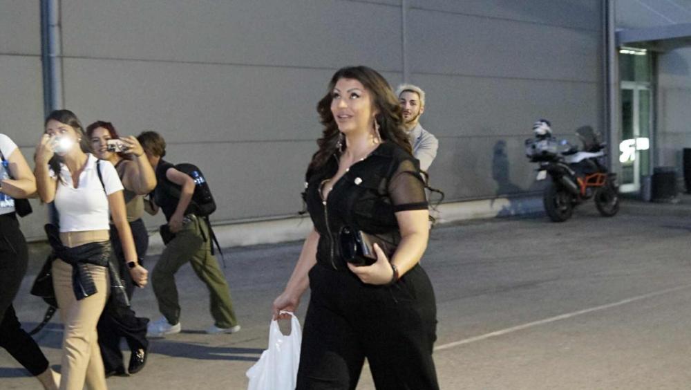 Miljana Kulić stigla iz Niša - sprema se za "Elitu 9", a svima promaklo šta to drži u ruci (VIDEO)