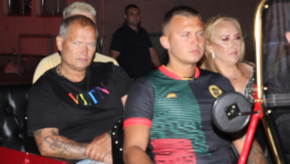 (VIDEO) Pojavili se iznenada u dvorištu Karića, a Osman ih uvukao unutra: Kamera snimila scenu kako ih silom povlači za ruke