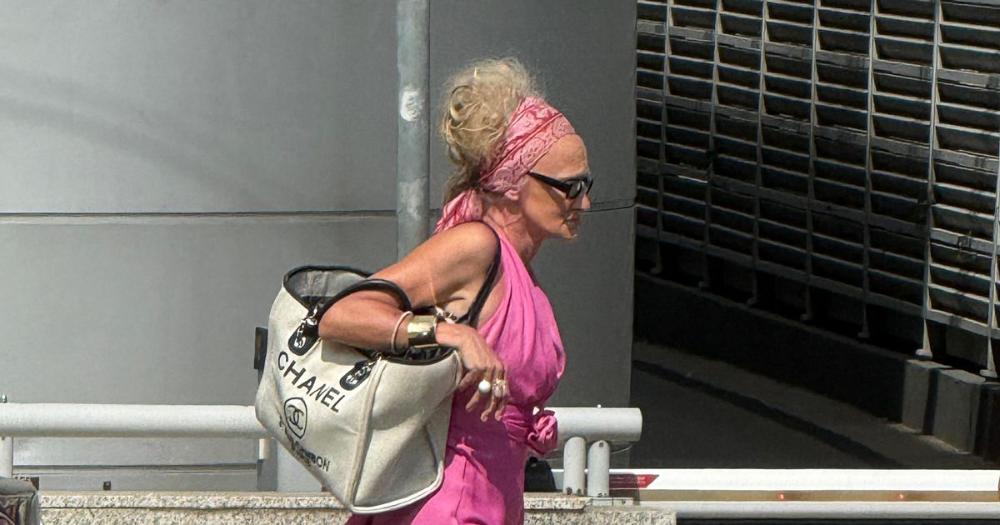Pevačica promenila ime i povukla se iz javnosti: Uslikali smo je ispred Pinka, NEPREPOZNATLJIVA! Došla da potpiše ugovor za rijaliti?!