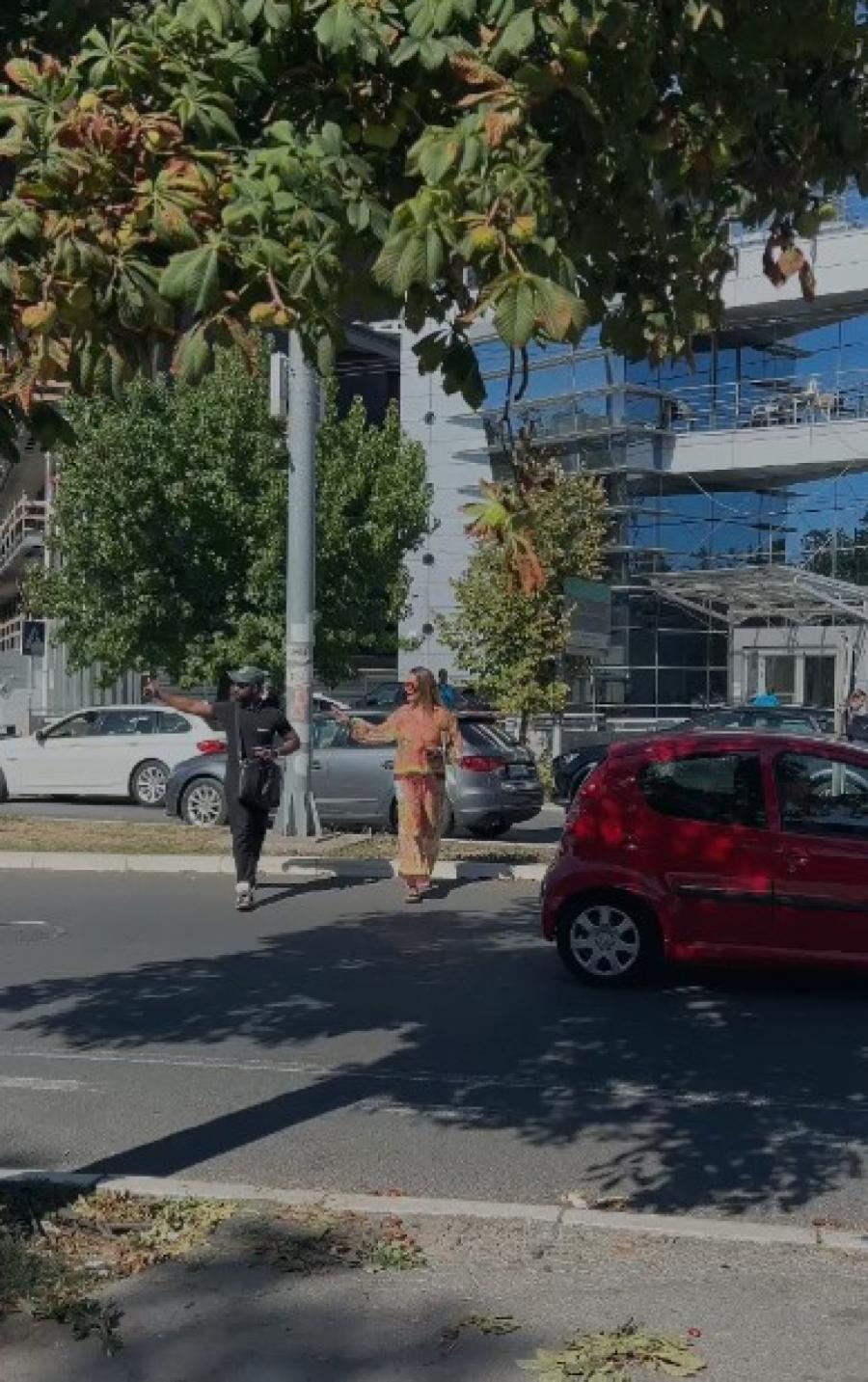 ZAUSTAVILA SAOBRAĆAJ NA DEDINJU, NASTAO KOLAPS! Milena Kačavenda se pojavila ispred zgrade Pinka (VIDEO)