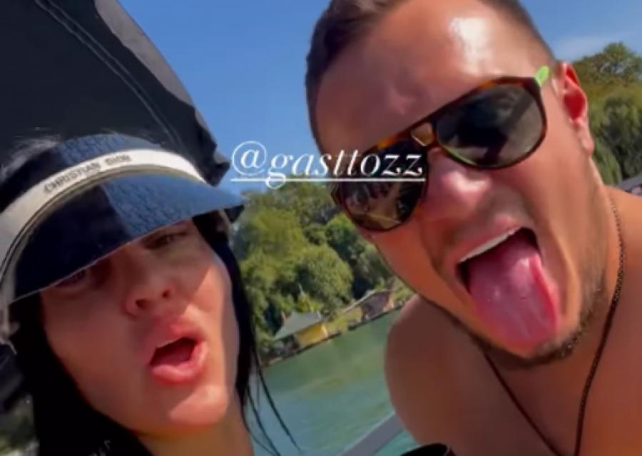 MAFIJA SA GASTOZOM NA JAHTI! Slađa Poršelina se skinula u žuti bikini, igra i uvija se kao da joj je poslednje (FOTO)