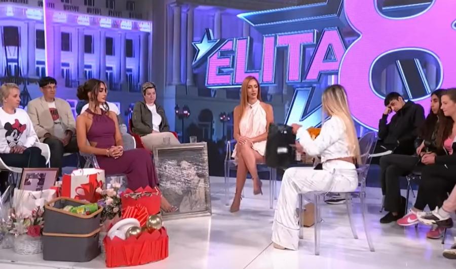 SKANDAL! Rijaliti učesnica sama sebi šalje cveće u emisiji, a javnost je urnisala komentarima: "Kakva paćenica"