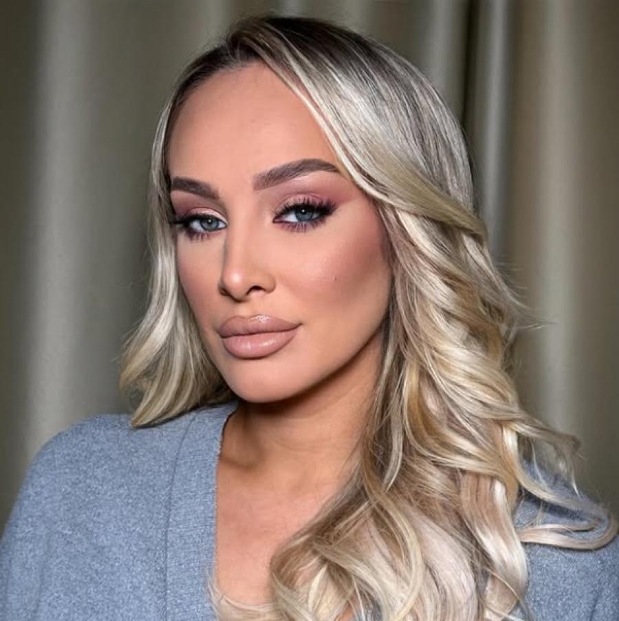 LUNIN DEKOLTE PUCA! Đoganijeva u provokativnoj kombinaciji izazvala haos na mrežama (FOTO)