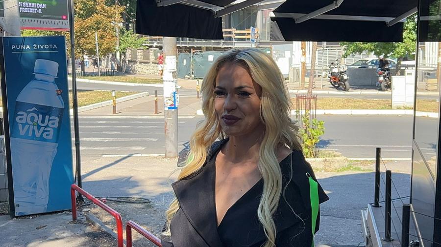 ĆERKA UTICAJNOG ADVOKATA ULAZI U ELITU 9 Preživela je veliku tragediju, a kada se pojavila ispred zgrade Pinka svi su je gledali u čudu! (FOTO)