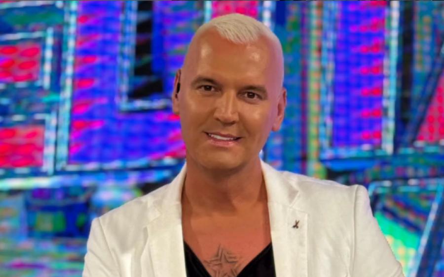 SKINUO SE I ŠOKIRAO JAVNOST! Voditelj priznao da je spavao sa pola estrade, a sada isplivale njegove intimne fotke