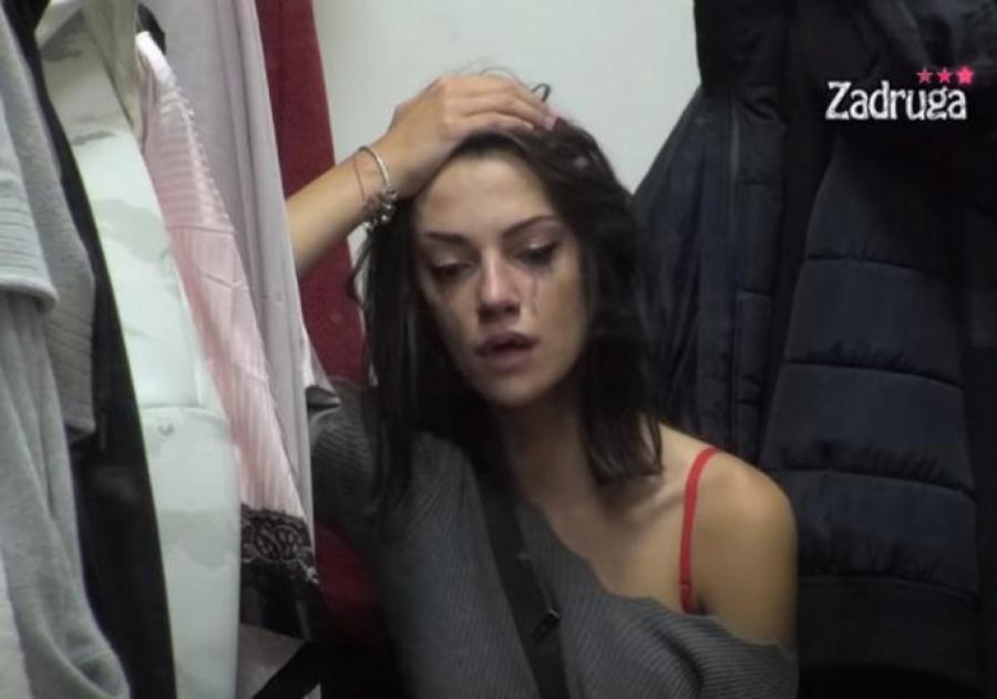 TARA SIMOV IZBOLA ČOVEKA NOŽEM Hitno privedena, policija odmah reagovala