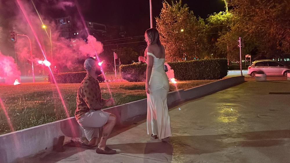 Luka Vujović verio Aneli Ahmić: Izveli je sa rođendana sa povezom, pa izvadio prsten