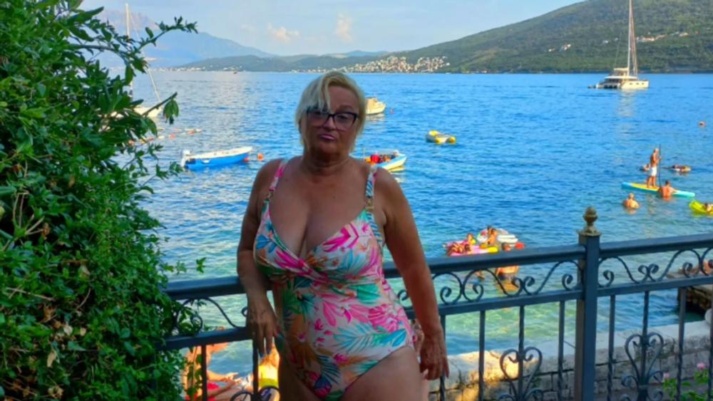 Srpska pevačica se skinula u 69. godini: Pozirala kao tinejdžerka na moru, ovo su reakcije