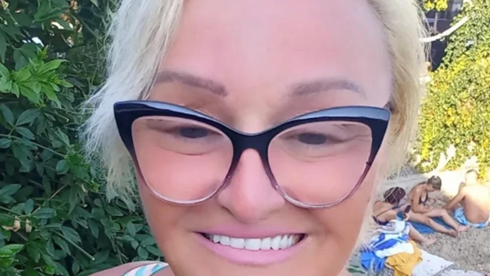 ISPEGLALA LICE I ISTAKLA DEKOLTE Pevačica na pragu osme decenije objavila smelu fotku u kupaćem kostimu