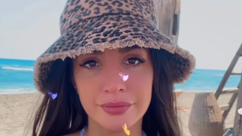 Anđela krišom snimila Gastoza: Evo kako uživaju na plaži, ona u roze kupaćem sa šeširom