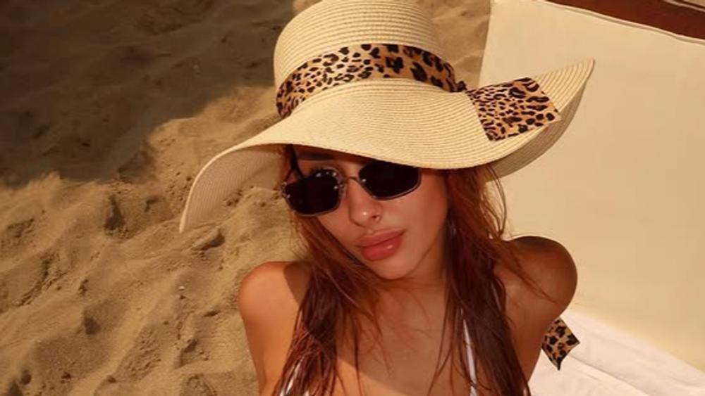 Voditeljka Pinka na moru istakla silikone u prvi plan: Jede bogati ručak na plaži