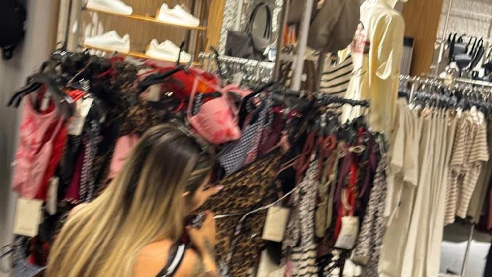 Aneli Ahmić u kupovini, bira kupaći: Uhvatila se za tigrasti bikini