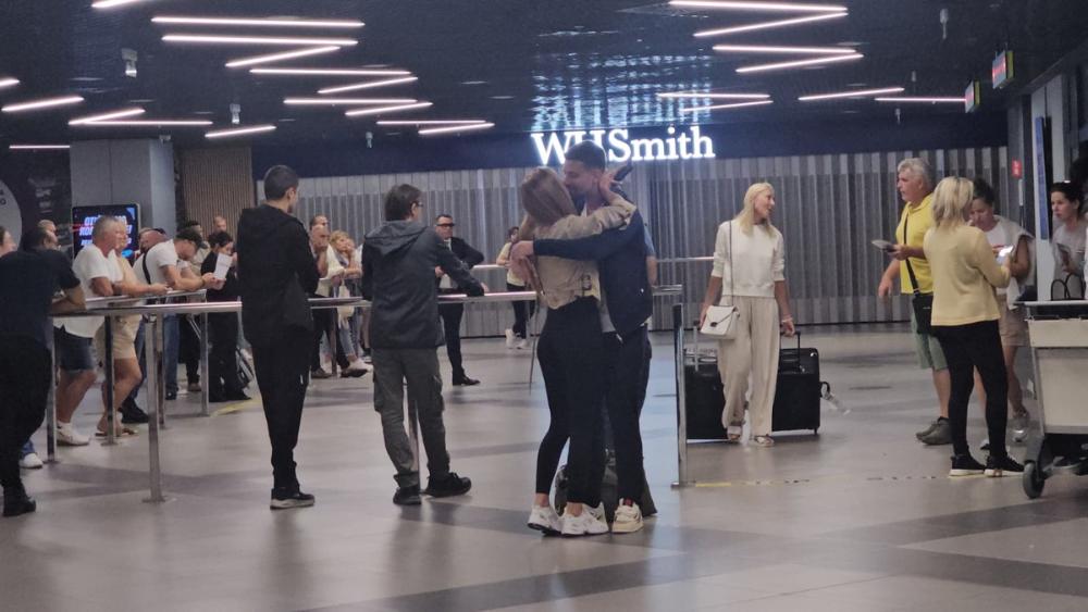 Ivana Aleksić sa novim dečkom na aerodromu: Ljubakali se, on joj šapuće na uvo