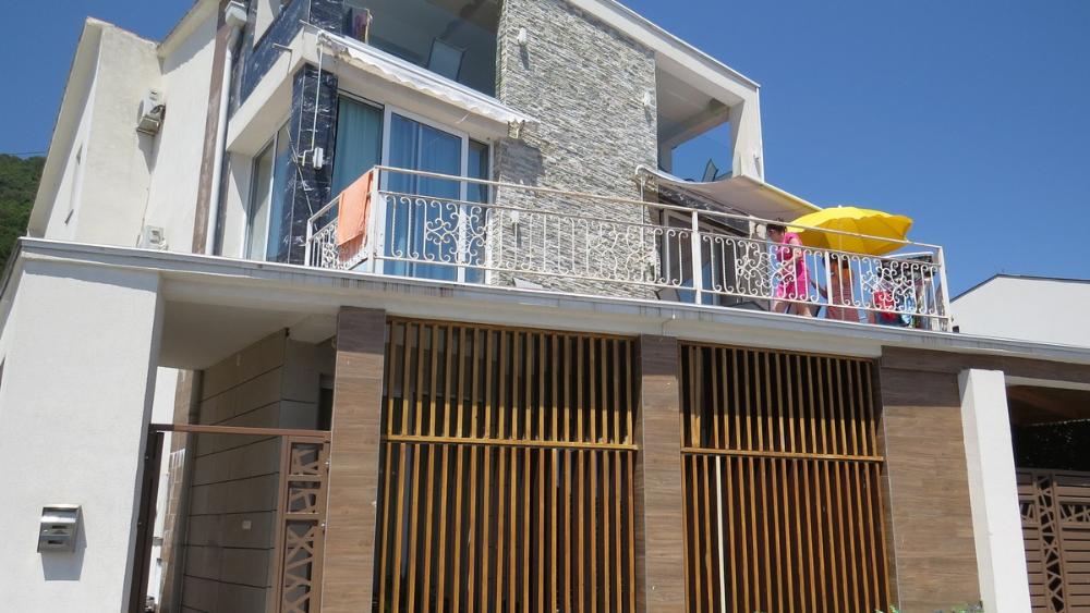 (FOTO) U ovoj kući na obali mora u Crnoj Gori je letovalo pola estrade: Privatna plaža i ležaljke, a u vlasništvu je srpskog pevača