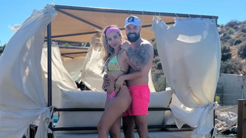 Aneli Ahmić i Luka Vujović na letovanju iz snova: Ležaljke u vodi, kupaći sa tračicama i baldahini