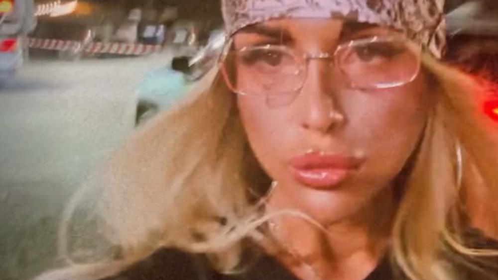 Ivana Šopić u ovom izdanju šeta ulicama Ibice: Pokazala ko joj pravi društvo