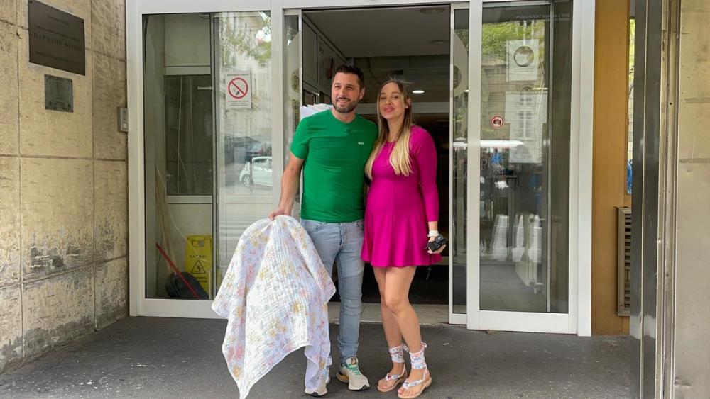 Ovako Luna Đogani održava liniju nakon dva porođaja: Podigla majicu, navuka kratak šorts