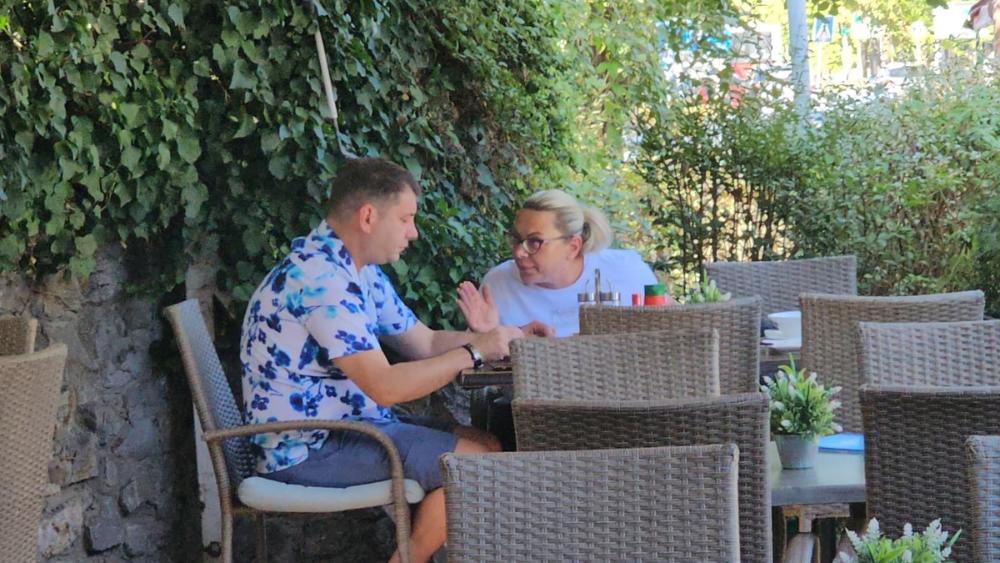 (PAPARACO) HAOS U BLIZINI PINKA Marija Kulić se našla sa Ivanom Marinkovićem u kafiću, DERE SE NA SAV GLAS na njega, izbila opšta svađa
