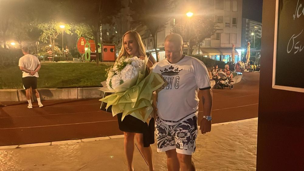 Osman Karić na rođendanu Aneli Ahmić u izdanju za plažu: Pozirao sa ženom u miniću