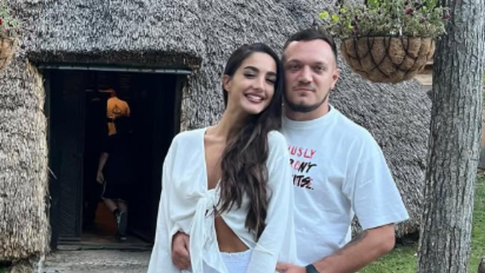 GASTOZ I ANĐELA STIGLI U CRNU GORU Isplivale prve fotke: On je GRLI OKO STRUKA, a ona ne skida osmeh sa lica