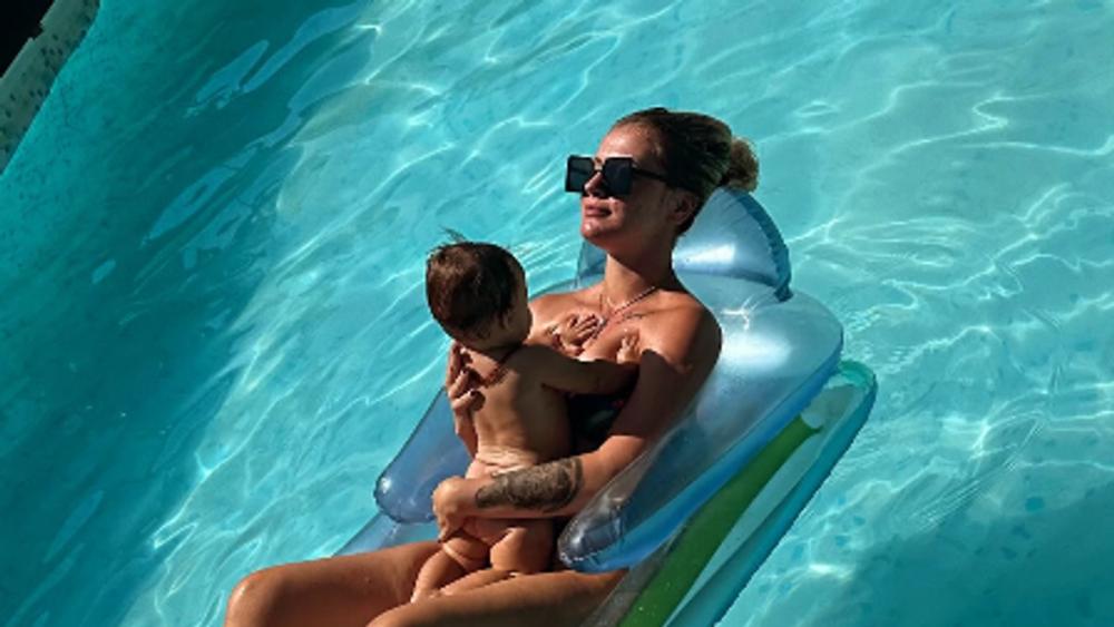(FOTO) MILICA VELIČKOVIĆ NA DUŠEKU NA BAZENU Ćerka Barbara joj leži na grudima: Evo kako uživaju majka i naslednica