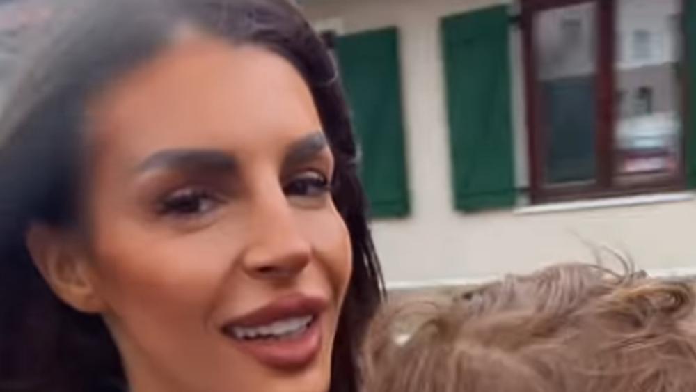 ENA ČOLIĆ SA SINOM PROVELA MAGIČAN DAN Odvela Mateju u prirodu, pa se zajedno vozili na trotinetu: Njen stajling svima zapao za oko
