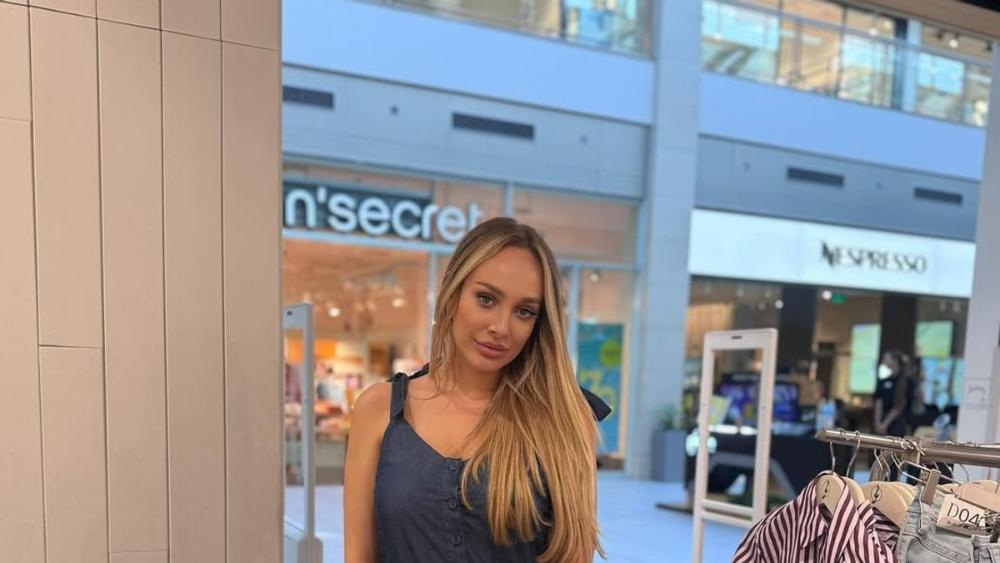 LUNA ĐOGANI U ŠOPINGU U SPORTSKOJ ELEGANCIJI Obukla kratku haljinu i patike, pa privlačila poglede u butiku