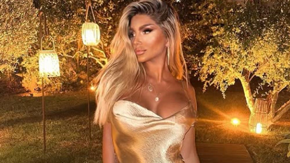 Ivana Šopić u zlatnoj haljini do poda: Silikonske grudi jedva obuzdala