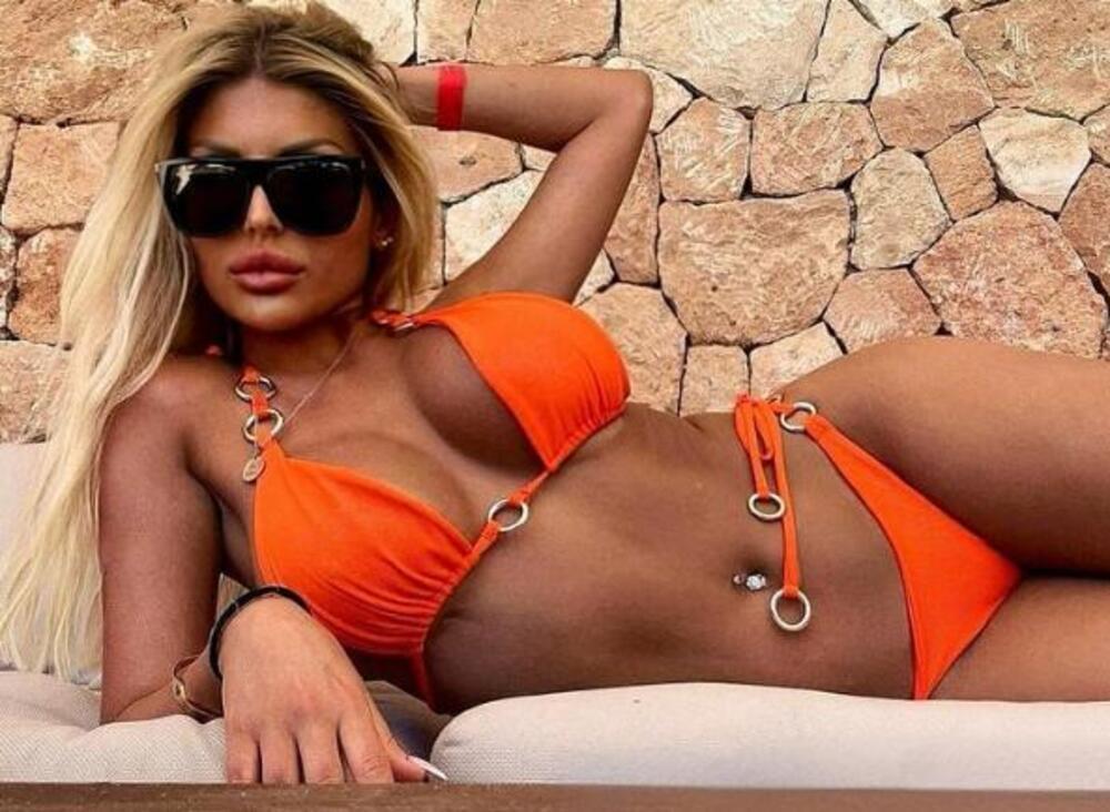 Srbi se pitaju s kim provodi odmor, a sad se pojavila i fotka: Voditeljka blista kraj ovog dase, zna ga cela zemlja