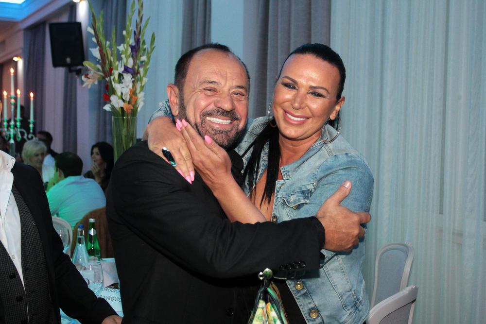 Majko mila, kakav je ovo luksuz: Mile Kitić se uselio u novu kuću na Avali, ovakvo zdanje samo smo na filmu viđali