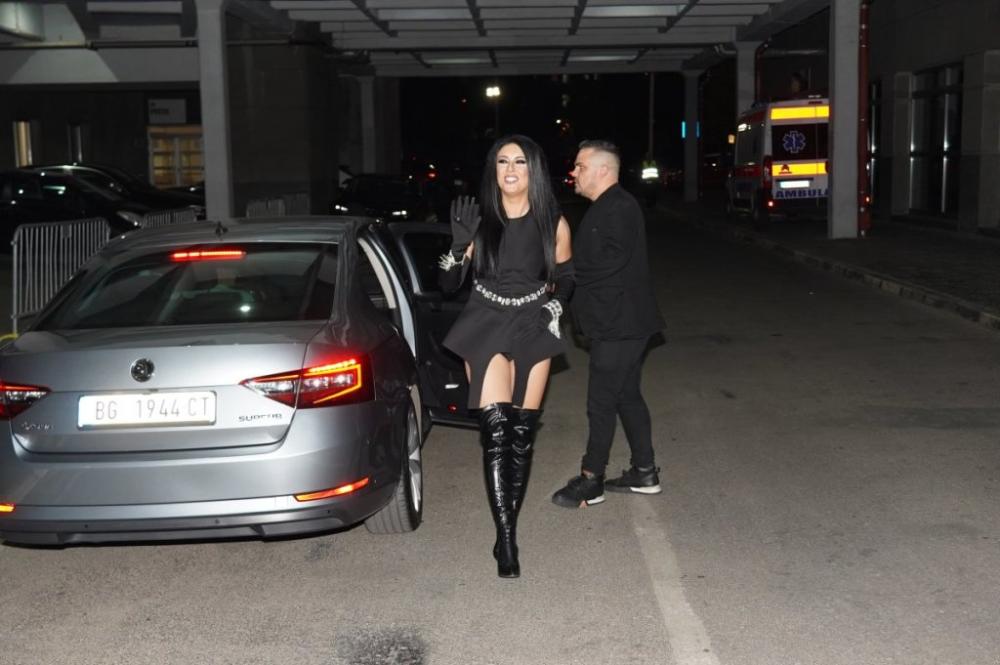 Častio celu kafanu kad je raskinula sa njegovim sinom - Pevačica na stubu srama