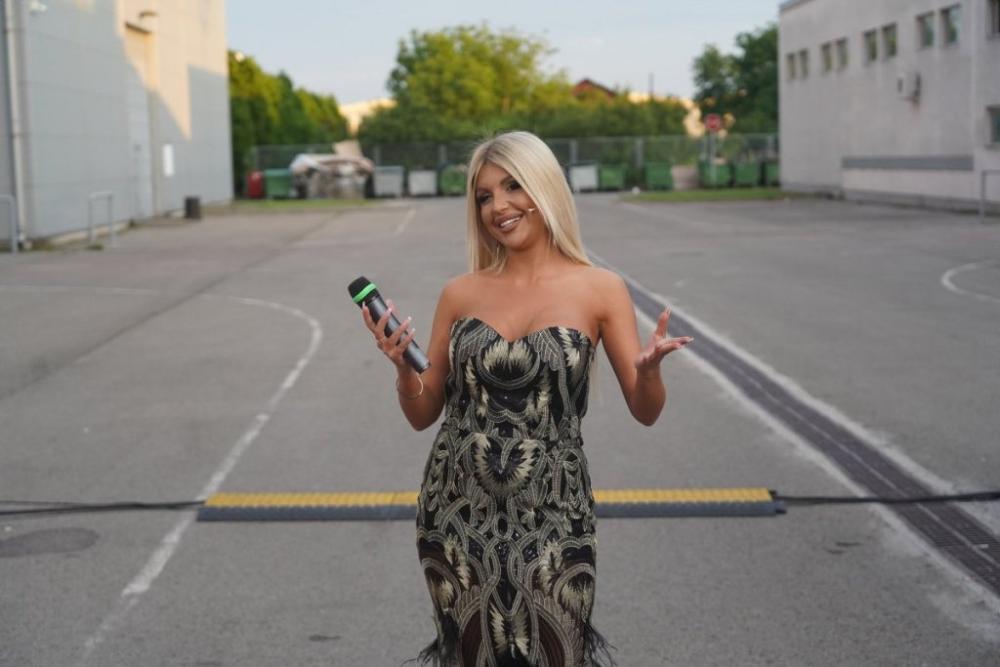 Bikini jedva pokrio intimu - Voditeljka otišla na odmor, pa odmah pokazala savršenu figuru (FOTO)