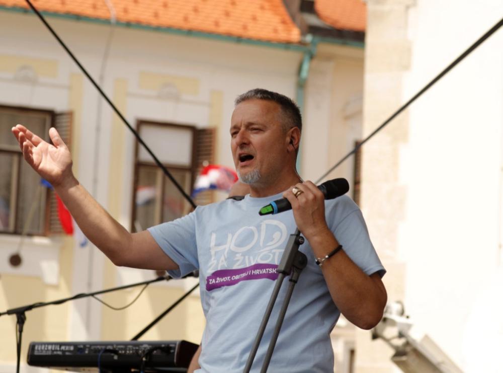 Među prvima na ustaškom orgijanju: Bivši zadrugar slavi pokolj Srba na Tompsonovom koncertu