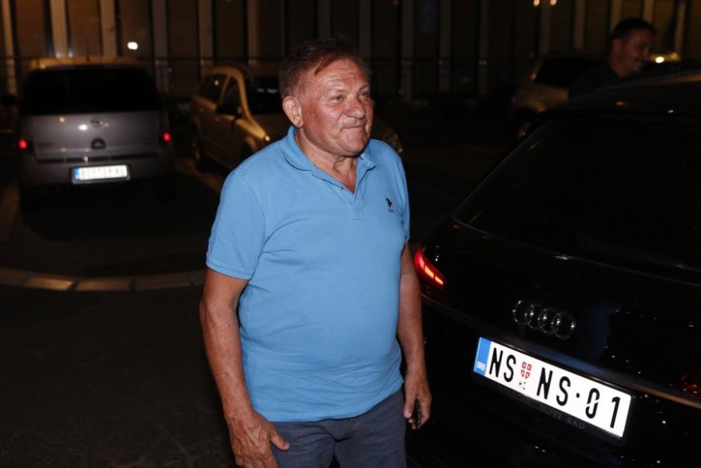 (PAPARACO) Pukla sezona i kod Miloša Bojanića - Plaža ispred folkerovih apartmana u Baošićima pusta