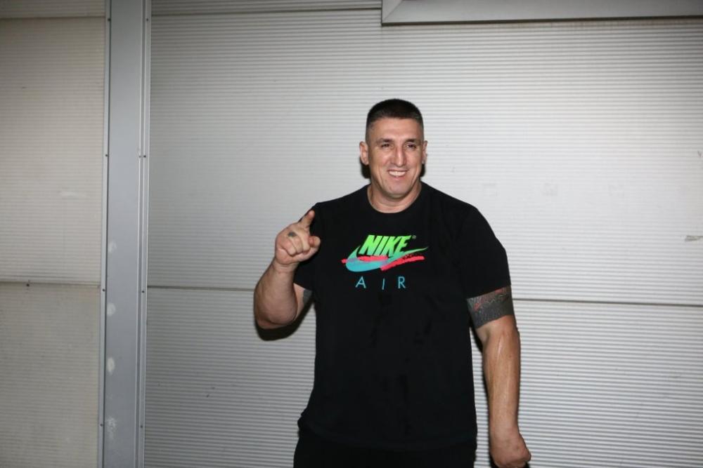 Kristijan posetio plastičara - Golubovića supruga drži za ruku dok ga bodu (FOTO)