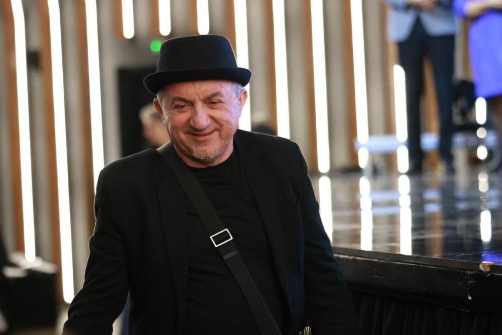 DVA DANA ČASTIO CELU KAFANU KAD MU JE SIN RASKINO S NJOM! Čeda Čvorak stavio pevačicu na stub srama