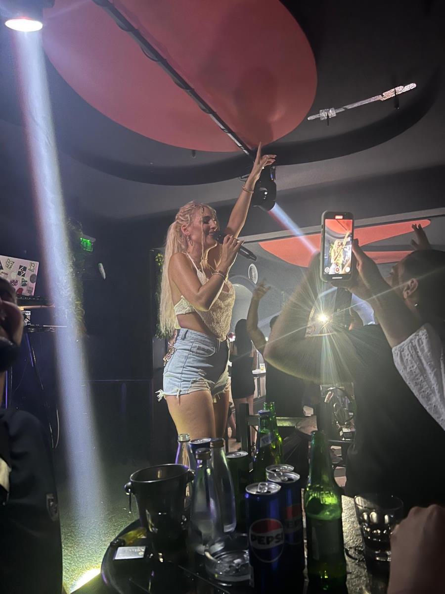 SARA RELJIĆ IZBORILA SE SA ŽESTOKOM KONKURENCIJOM U CRNOJ GORI! U izazovnom izdanju izmamila uzdahe muškaraca (FOTO)