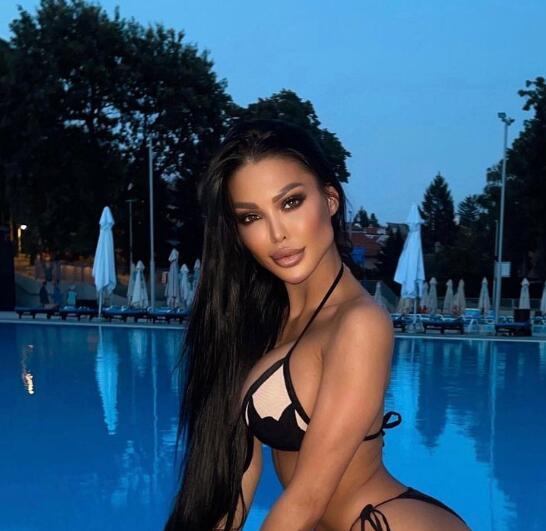 JAHTA, ZALAZAK SUNCA I MINIJATURNI BIKINI: Maja Marinković objavom oduševila pratioce, pokazala sve obline (FOTO)