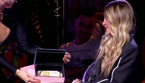 ŠOK U EMISIJI: ANELI DOBILA 3.000 € OD FANOVA: Voditeljka otvorila poklon kutiju i zanemela (FOTO/VIDEO)