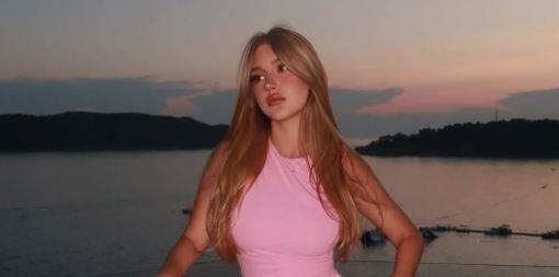 LENA MARINKOVIĆ U BEZOBRAZNO KRATKOJ HALJINI, SEVNULE OBLINE! Mezimica Goce Tržan u nesvakidašnjem izdanju (FOTO)