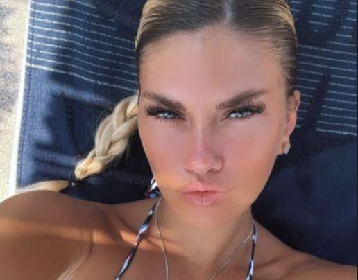 REPEROVA BIVŠA ŽENA GRMI U KUPAĆEM! Skinula se Vanja Ignjatović i pokazala sve skrivene tetovaže (FOTO)