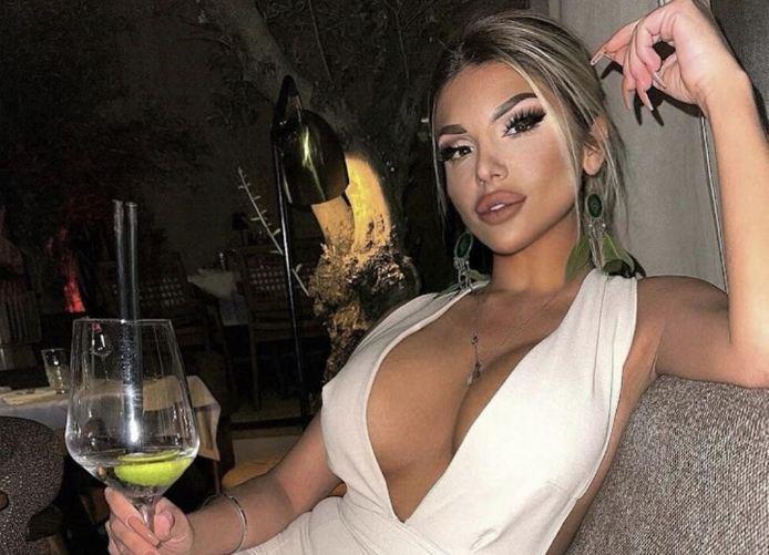 VODITELJKA PINKA NA IBICI SE ŠETKA U UBITAČNOM BIKINIJU: Baškari se u luksuzu, a grudi izbacila u prvi plan (FOTO)