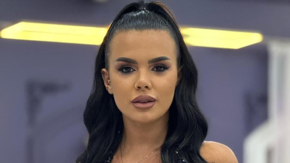 ANITA STANOJLOVIĆ UŽIVA PORED NOVOG DEČKA: Drže se za ruke i sve puca od ljubavi, a evo kako on izgleda (FOTO)