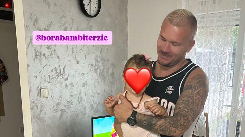 MUNJEZ UPOZNAO MALU BARBARU! Miličina i Terzina ćerka u naručju Dujkovića, evo koju joj je pesmu posvetio (FOTO)
