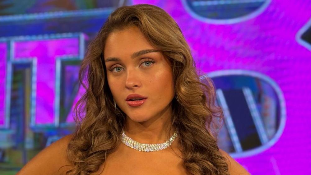 Sofi Tkačenko bodrila Zvezdu: Pojavila se na Marakani u beloj haljini i rukavicama, izgledom oduševila sve (FOTO)