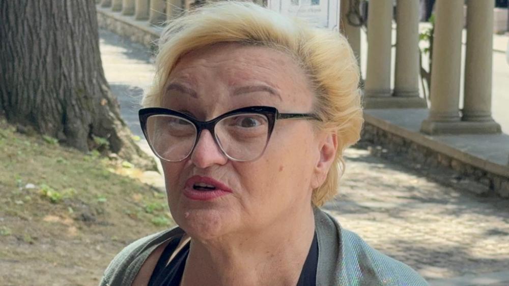 ISPEGLALA LICE I ISTAKLA DEKOLTE! Naša pevačica i bivša učesnica Elite na pragu osme decenije objavila smelu fotku u kupaćem kostimu, ovakvu je retko vidimo (FOTO)